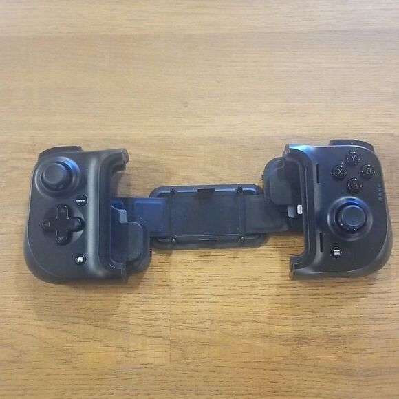 RAZER KISHI FOR IPHONE RZ06-03360100-R3U1 BLACK Gaming Controller - Picture 1 of 7